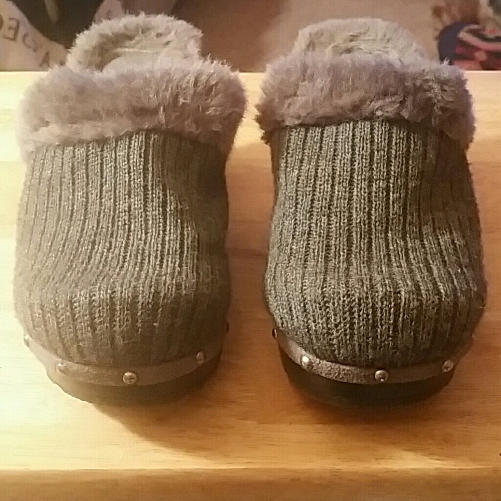 Size 8 women's Arizona gray clogs